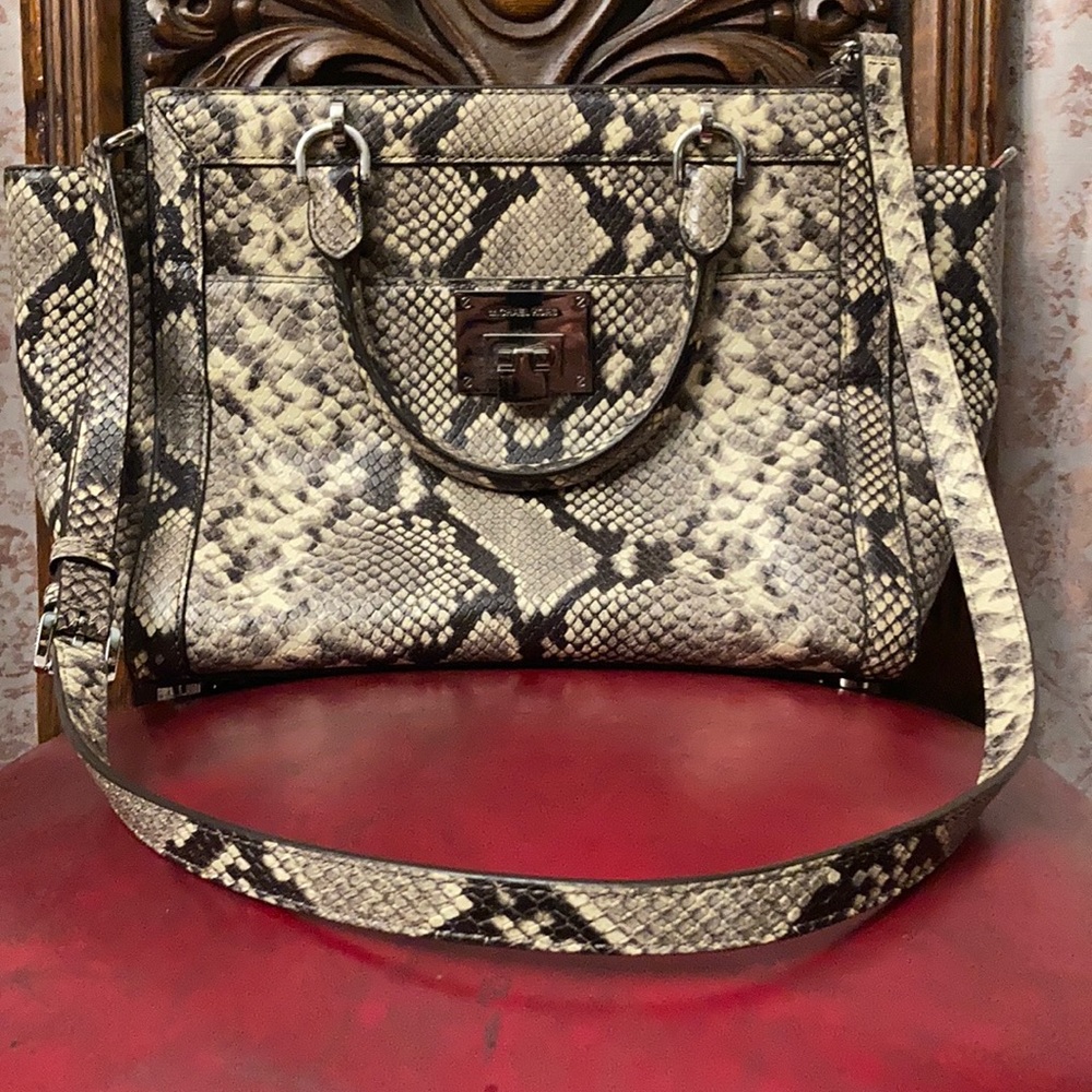 Women’s Michael Kors shoulder bag w/ detachable strap very gently used. Reptile